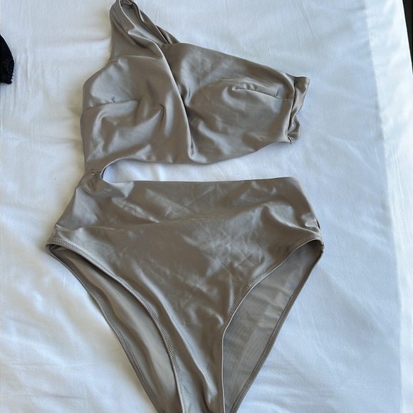 H&M two set of padded- cup high- leg swimsuit - Picture 8 of 11